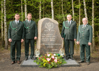 Odsłonięcie pamiątkowego obelisku w Drożęcinie z okazji 100-lecia koła